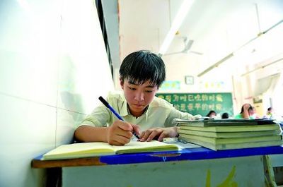 重慶中考結(jié)束 祝福王俊凱點(diǎn)擊達(dá)1.7億(圖)